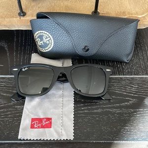 Black wayfarer ray ban sunglasses.